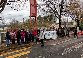 La concentración se ha realizado en la estación de San Miguel, donde el ascensor lleva más de un año sin funcionar.
