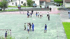 Menores juegan en el patio del centro de primera acogida de Amorebieta.