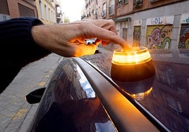 El aviso de la OCU sobre las balizas V16: «Podrían no estar homologadas»