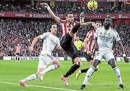 Berenguer trata de controlar un balón ante Rudiger.