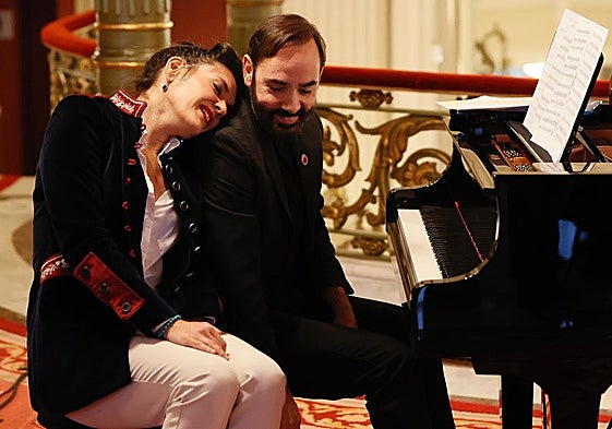 Vanessa Goikoetxea y Rubén Fernández Aguirre, en el foyer del Teatro Arriaga.