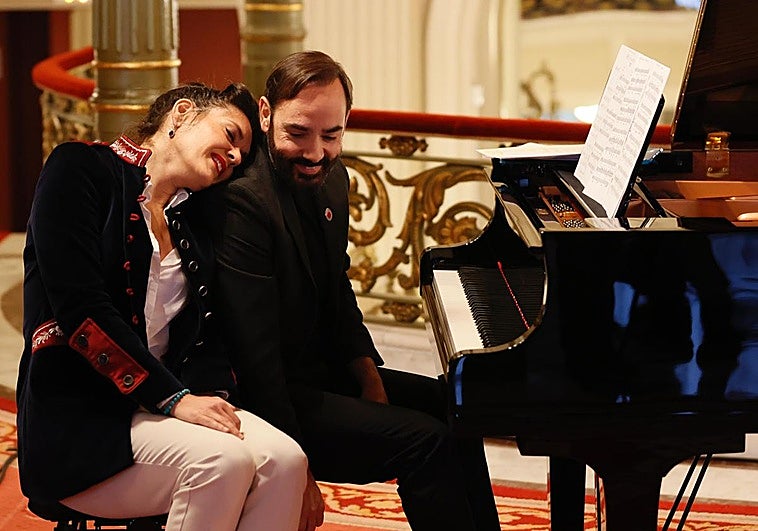 Vanessa Goikoetxea y Rubén Fernández Aguirre, en el foyer del Teatro Arriaga.