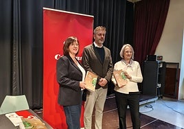 Ana Sofi Telletxea, Thomas Ubricha y Maite Sebal, en la presentación del informe en Vitoria.