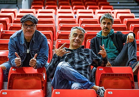 El trío vizcaíno posa en las gradas del Bizkaia Arena, donde se despedirán de su público las noches del 6, 12 y 13 de diciembre.