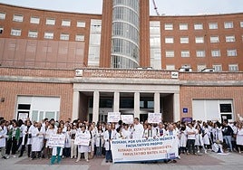 Protesta de médicos frente al hospital de Cruces durante la jornada de huelga de octubre.