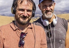 El vitoriano Paul Urkijo charla con una de las actrices durante el rodaje de Gaua, su última película, que aún está en los cines.