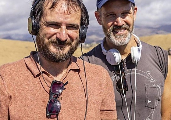 El vitoriano Paul Urkijo charla con una de las actrices durante el rodaje de Gaua, su última película, que aún está en los cines.