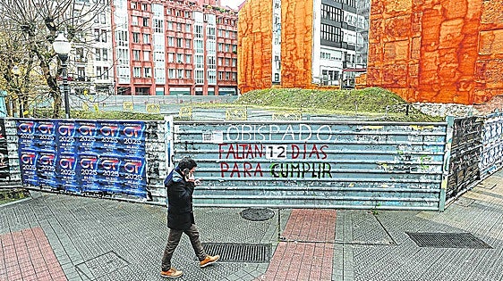 Imagen de ayer en solar en la calle Barraincúa, que mantiene la cuenta atrás actualizada en una de sus vallas.