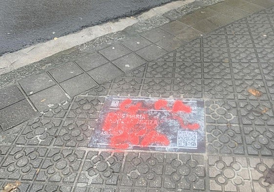 Imagen de las placas vandalizadas en Madalena y en Santa María.