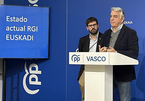 Álvaro Gotxi y Javier de Andrés, este miércoles en una comparecencia en la sede del PP en Bilbao.