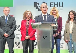 El rector, junto a las vicerrectoras de los tres campus y el gerente de la UPV/EHU, en una rueda de prensa.