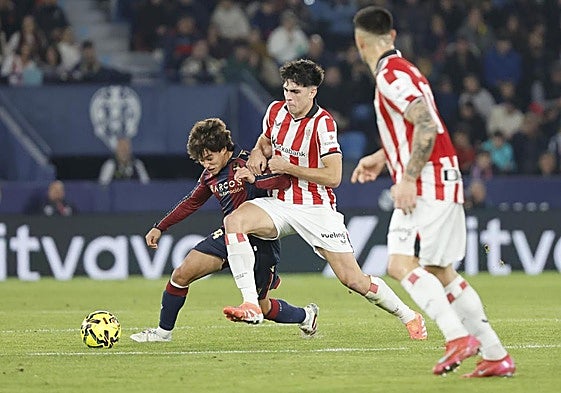 Segunda titularidad en Liga para Rego: «Nos hace falta envergadura en el centro»