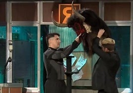 David Broncano se prueba la cabeza de momotxorro que le regaló Pello Reparaz.