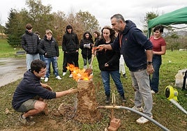 El horno fue construido desde cero por los propios estudiantes con arcilla que también se encargaron de alimentarlo de carbón hecho por ellos y hematite que extrajeron en Gallarta.