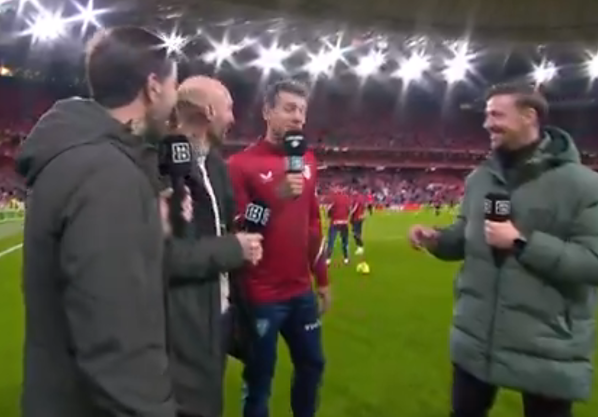 La divertida reacción de Vesga cuando termina una entrevista previa al partido: «Con estos c...»