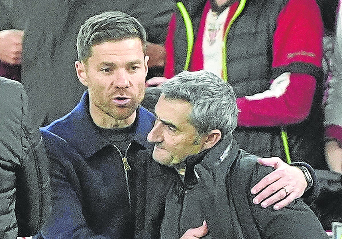Xabi Alonso y Ernesto Valverde se saludan al final del partido.