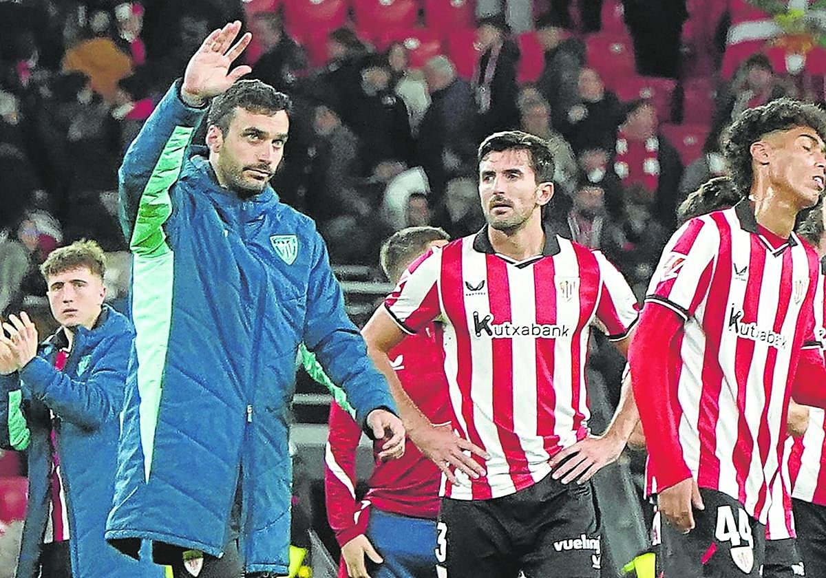 Jugadores del Athletic saludan a la grada tras la derrota contra el Real Madrid.