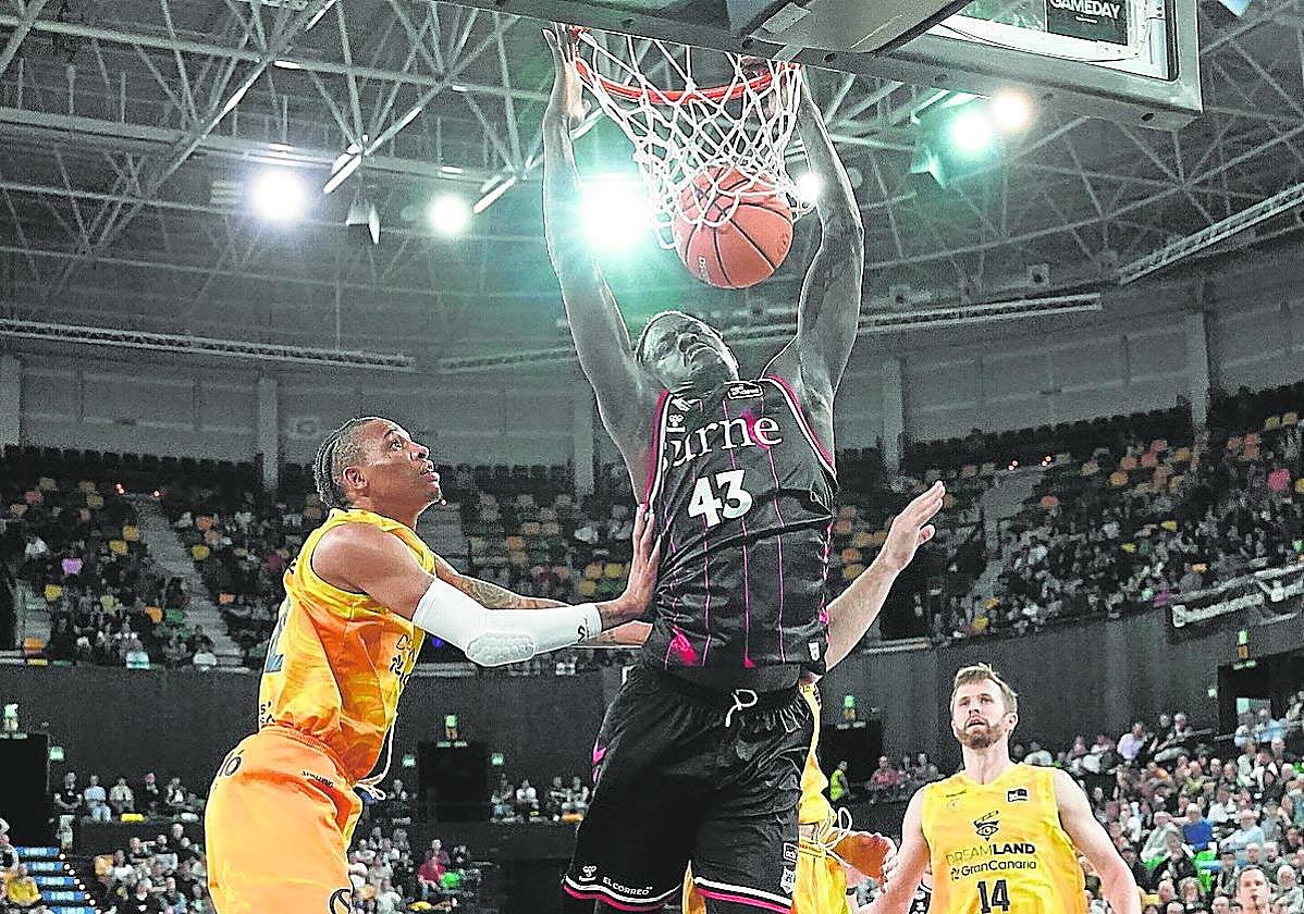 Sylla machaca el aro del Gran Canaria la pasada campaña.