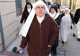 Sor Paloma, seguida por sor Sion, sor Belén y sor Isabel, a la salida de los juzgados de Briviesca el viernes pasado.