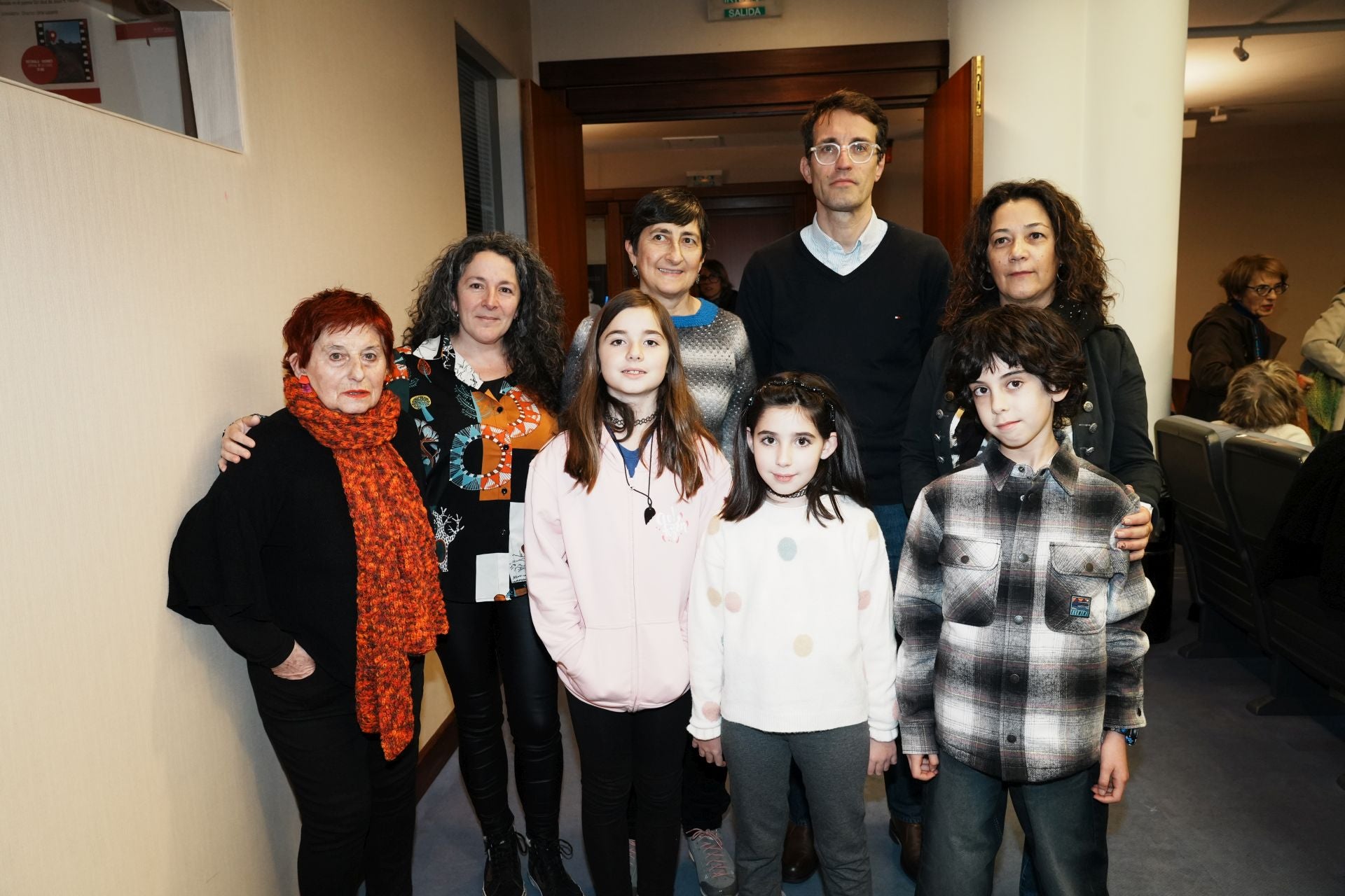 Puy Díaz de Tuesta, Emi Caro, Pruden Gadea, Roberto Ruiz y María José Sánchez, con Maia, Irati e Irai.