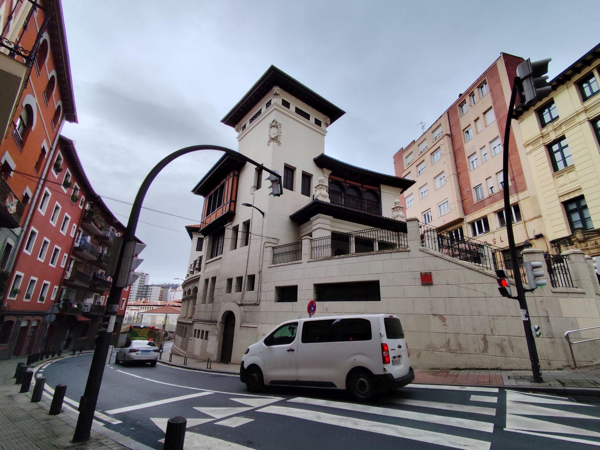 Vista lateral de las viejas escuelas de Ollerías.