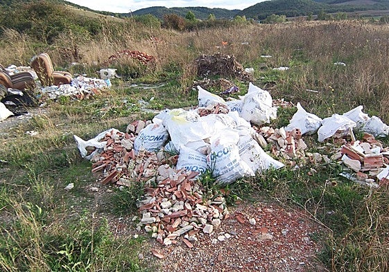 Restos acumulados en uno de los vertederos del territorio.