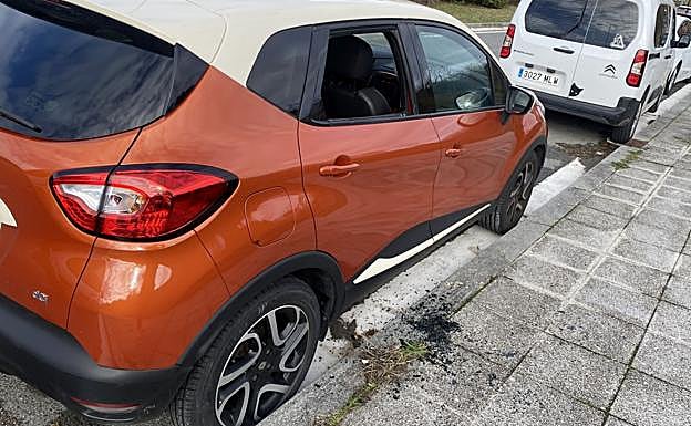 Turismo con la ventanilla trasera fracturada.