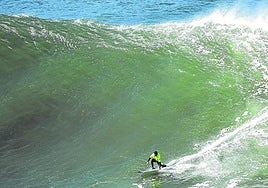 Las previsiones auguran olas consistentes de 6 metros para este sábado.
