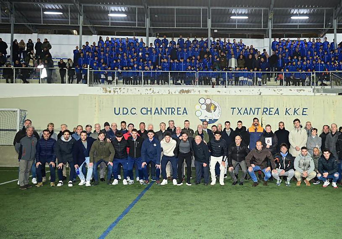 Técnicos, directivos y jugadores del Txantrea.