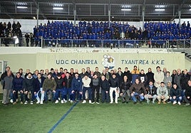 Técnicos, directivos y jugadores del Txantrea.
