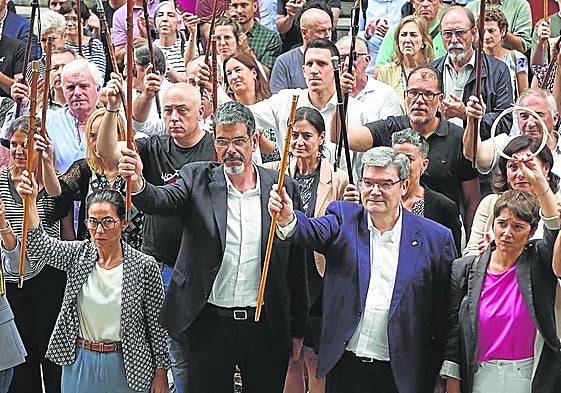 Alcaldes de PNV y Bildu, en una protesta ante el TSJPV en contra de las sentencias sobre el euskera.