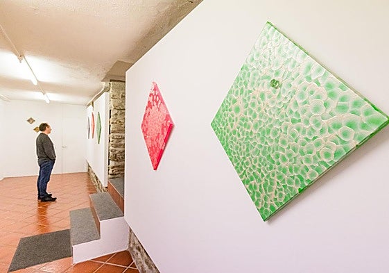 Algunas de las pinturas que se pueden ver en la muestra de la artista vitoriana.