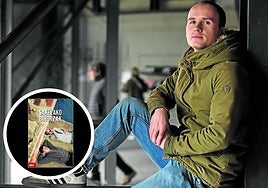 Julen Apellak estilo zainduz eta xehetasunak eta keinuak mimatuz eraikitzen du 'Sakelako bihotzak' bere azken lana.