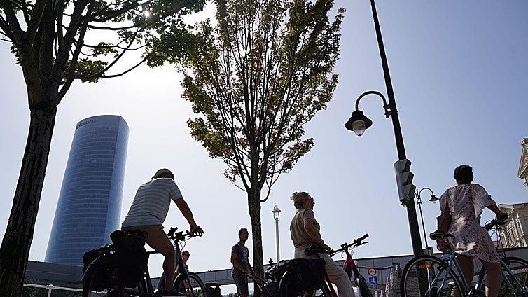 Paseo en bicicleta por Bilbao en una jornada soleada.