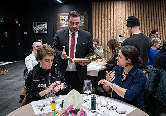 Mikel García en la cata de cremas.