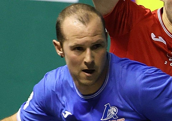 Elordi se coloca para golpear una pelota en el Astelena de Eibar.