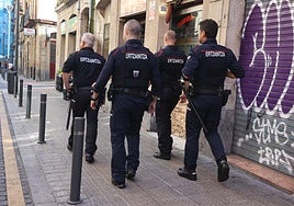 Agentes de la Ertzaintza patrullan por el barrio de San Francisco en Bilbao.