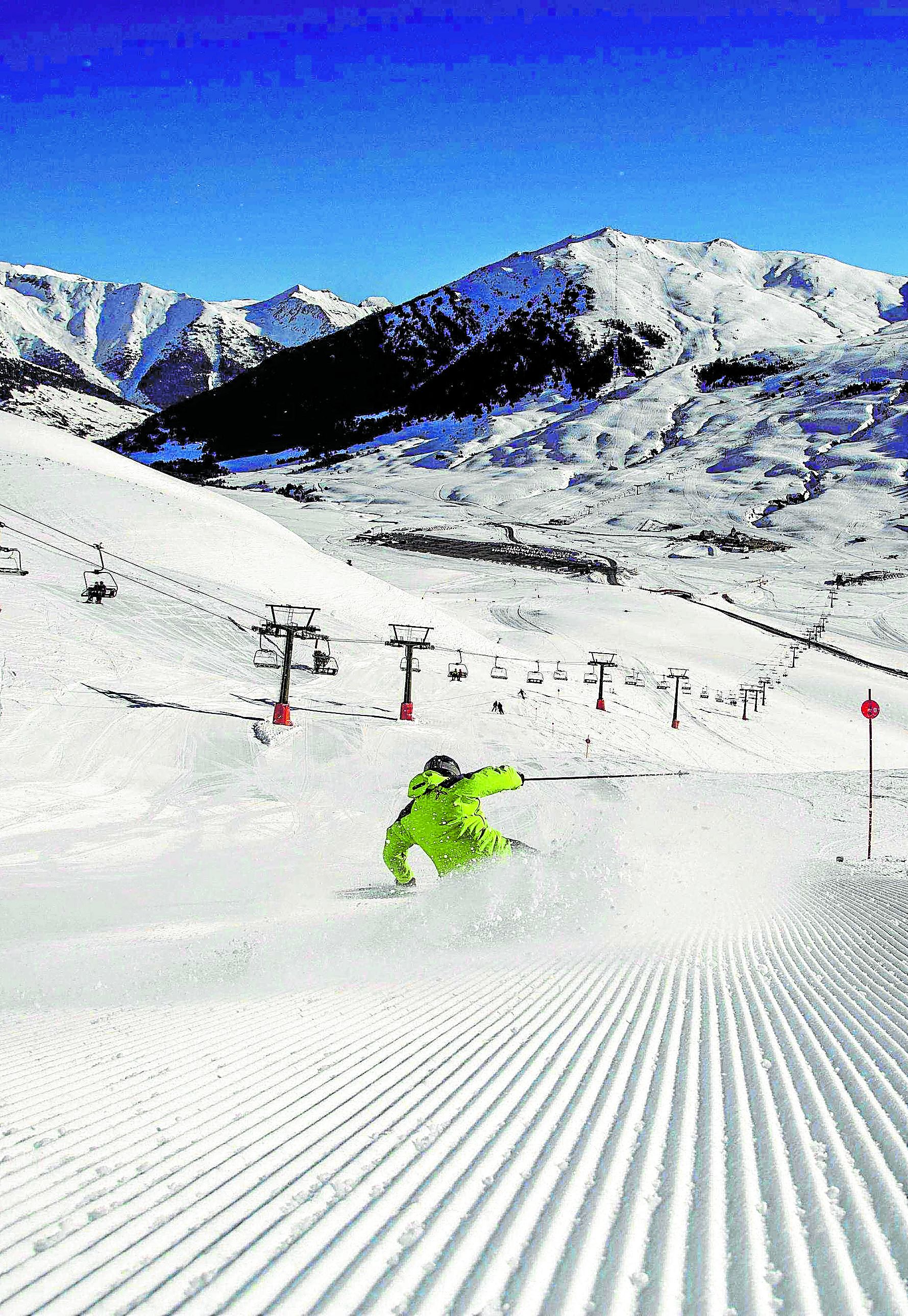 Un aficionado baja una de las pistas de Cerler.