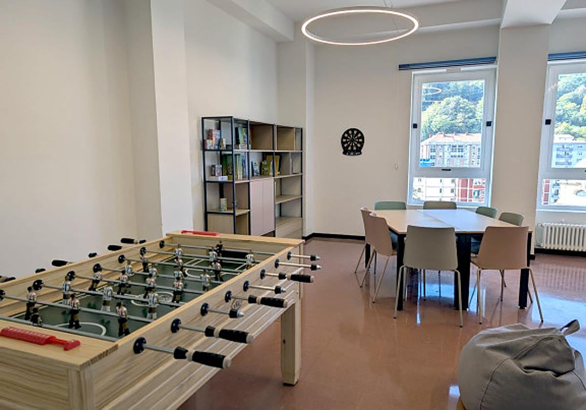 La instalación cuenta con espacios con diversos elementos lúdicos.