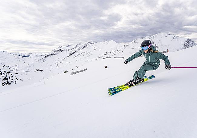Una persona se desliza por una pista de esquí.