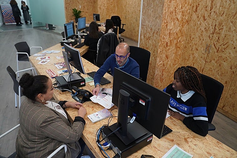 Medio centenar de personas buscan ayuda cada día en el servicio de acogida a migrantes de Bilbao
