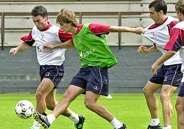 Julen Guerrero lucha por controlar un balón entre Aitor Larrazabal y Luis Prieto