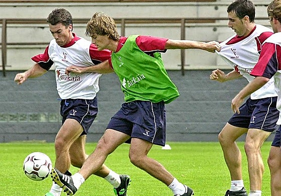 Julen Guerrero lucha por controlar un balón entre Aitor Larrazabal y Luis Prieto