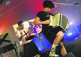 Trikitixa eta panderoa bezalako euskal instrumentu tradizionalak elektronika garaikidearekin uztartuko dira Durangon. Irudian, Gose taldea.