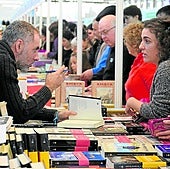 Inma Roiz eta Mikel Alvira liburuak sinatzen, Landako Gunean. Beheko irudian, Sara Uribe-Etxeberria.