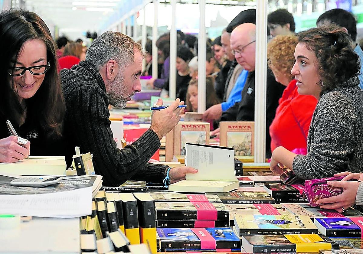 Inma Roiz eta Mikel Alvira liburuak sinatzen, Landako Gunean. Beheko irudian, Sara Uribe-Etxeberria.