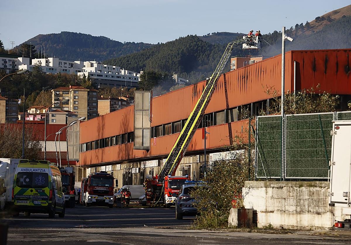 El pabellón aún humeaba la mañana del lunes.