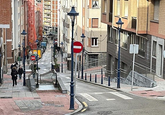 La calle Vallecilla, con cuatro tramos de elementos mecánicos, mide 300 metros de longitud y tiene una pendiente del 15% en algunos puntos.