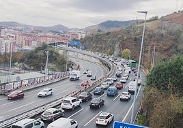 Retenciones en la A-8 a la altura de Bilbao y en sentido San Sebastián por la salida de un vehículo de la vía