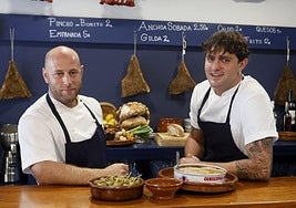 Jerónimo Pando y Carlos Urrutikoetxea, en la barra de Urruti Taberna.